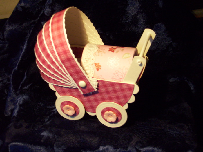 Babywagen aus Tonkarton