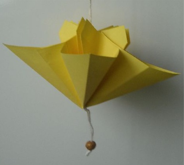 Blume und Kusudama-Ball aus Origami