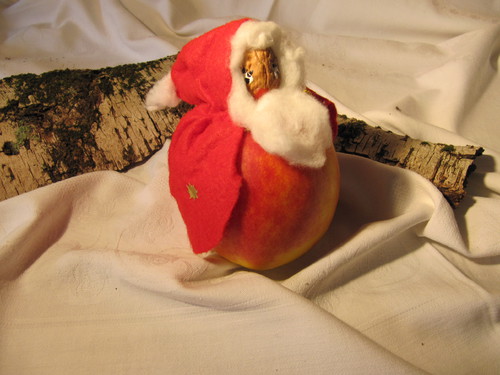 Weihnachtsmann auf einem Apfel