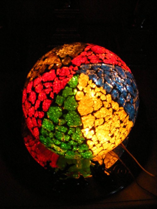 Glasmosaik Kugel mit bunten Steinen