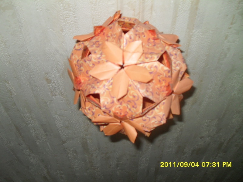 Eine Fleurogami- Blütenkugel